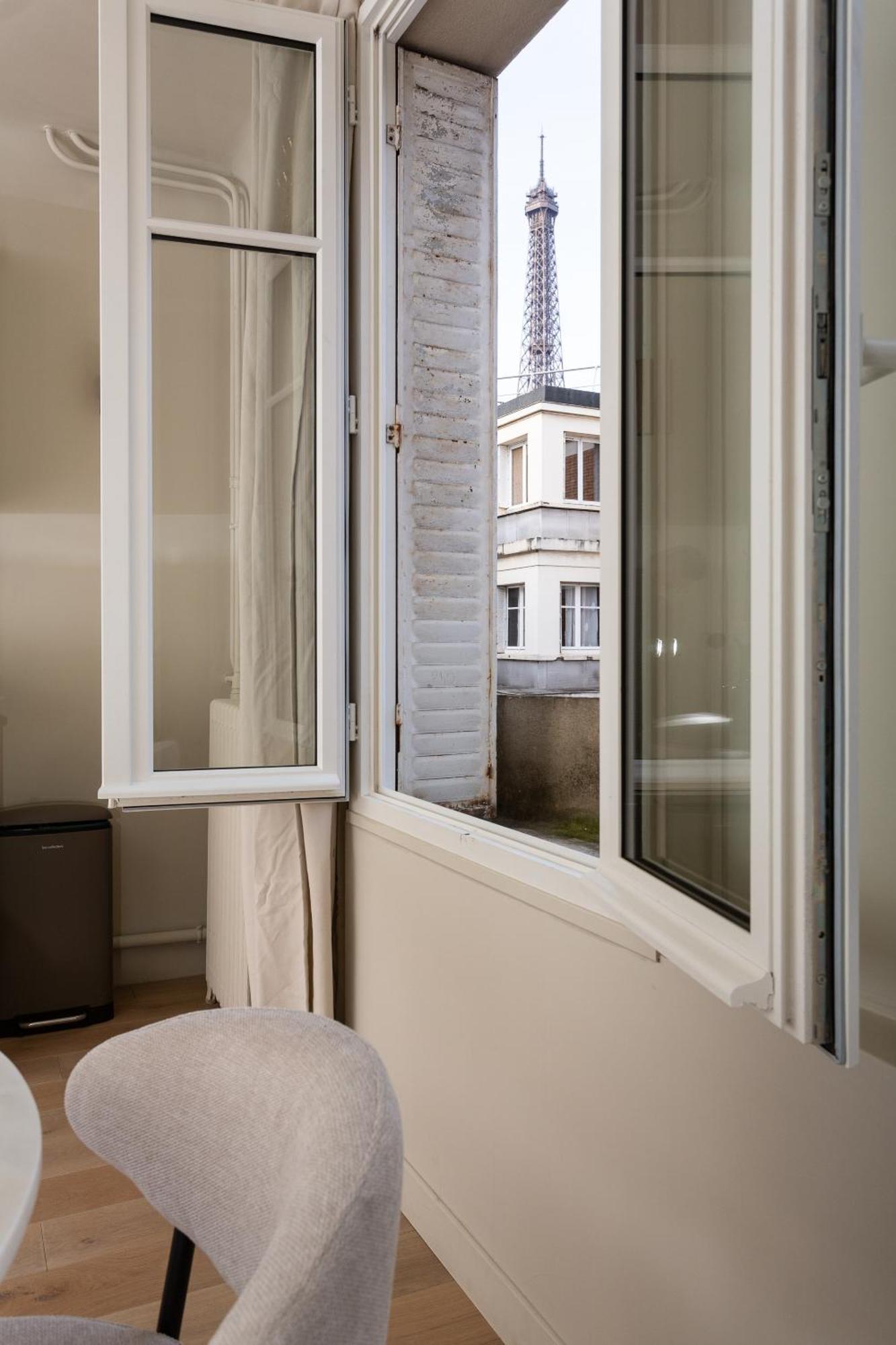 The Carla Suite Eiffel Tower View Paris Extérieur photo